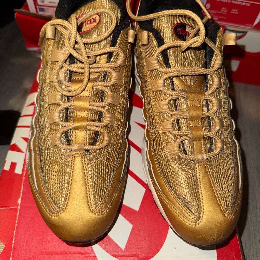 Nike Men’s Sneakers in Metallic Gold